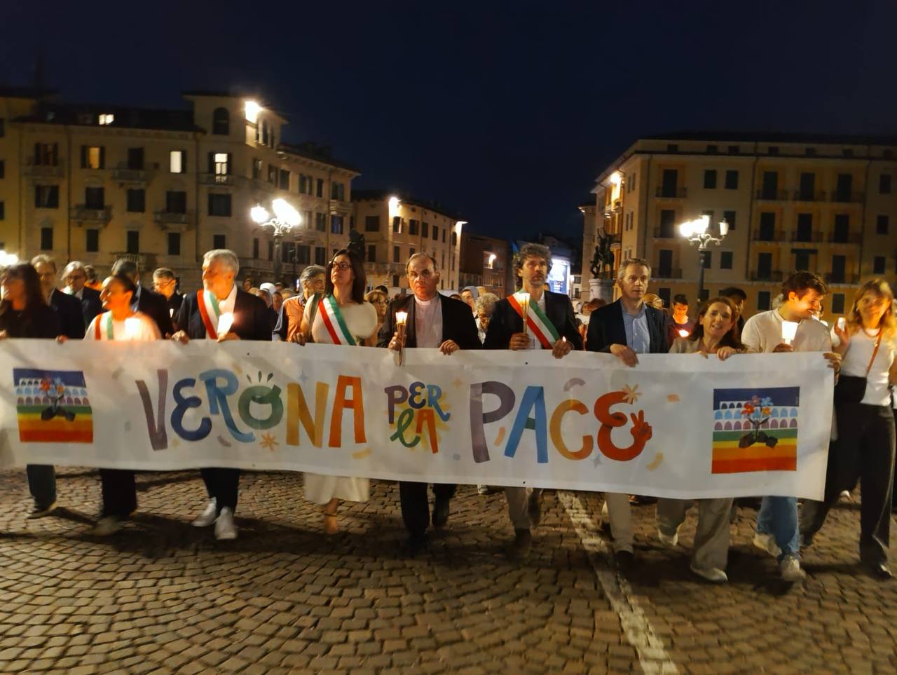 Verona per la Pace — fiaccolata in piazza